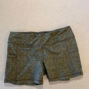 Yoga shorts with pocket